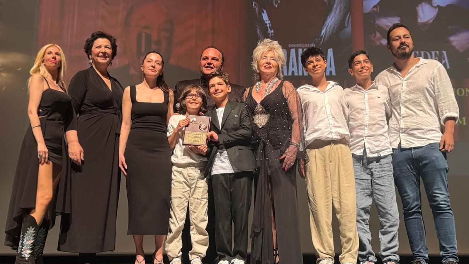 La Mejor Obra de Teatro del Año: «¿Se Acaba el Amor?» ganó el Premio Üstün Akmen