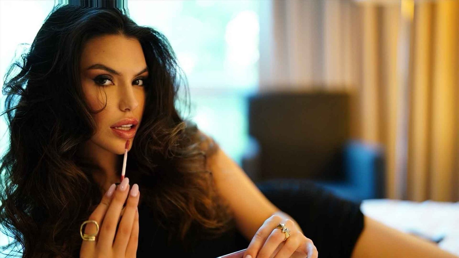 Una Colaboración de la Belleza a la Ciencia: ¡Dilara Kırmıt se Convierte en el Rostro de Bioblas!